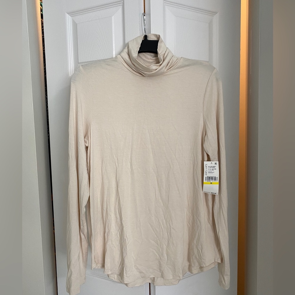 Karen Kane turtleneck long sleeve shirt. Cream / ivory color. Size M. Never worn
